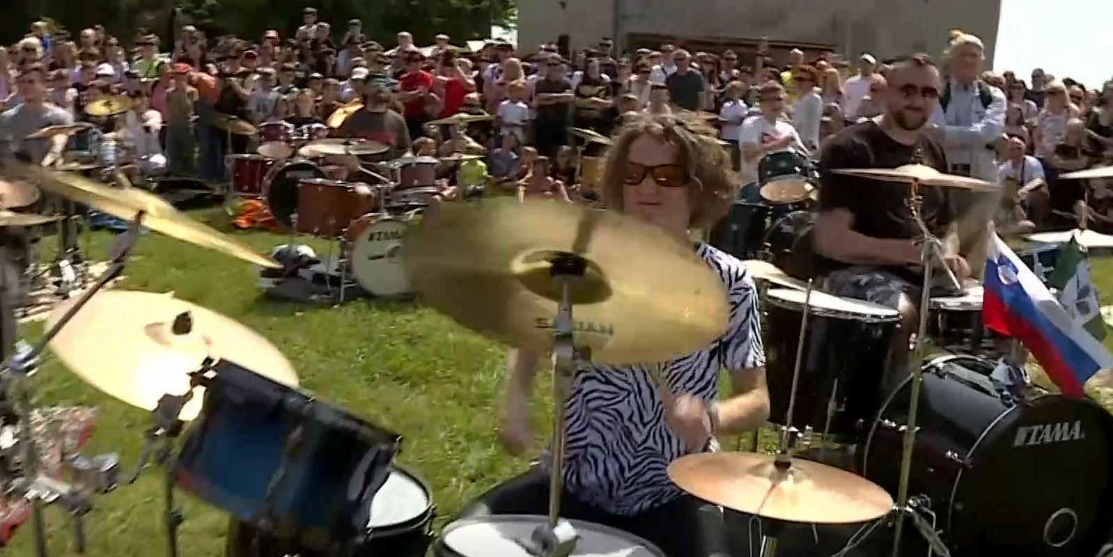 Zbralo se je več kot 50 bobnarjev. Foto: TV Slovenija, posnetek zaslona