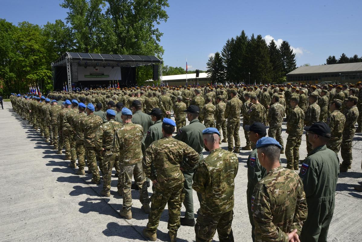Pahor je v nagovoru poudaril, da je v nepredvidljivih razmerah z vidika varnosti Slovenije po njegovi oceni bistveno, da imamo izurjeno, usposobljeno, opremljeno in moralno motivirano vojsko, da smo zanesljiv zaveznik v zvezi Nato in da smo aktiven član EU-ja. Foto: BoBo/Žiga Živulović ml.