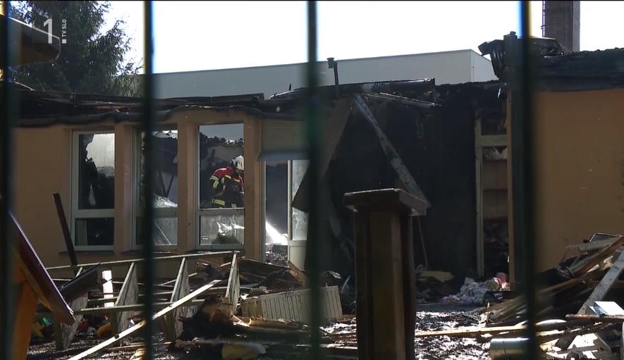 Stari del vrtca je bil v požaru popolnoma uničen. Foto: Televizija Slovenija (zajem zaslona)