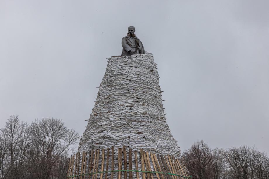 Varovani kip Tarasa Ševčenka v Harkovu. Foto: EPA