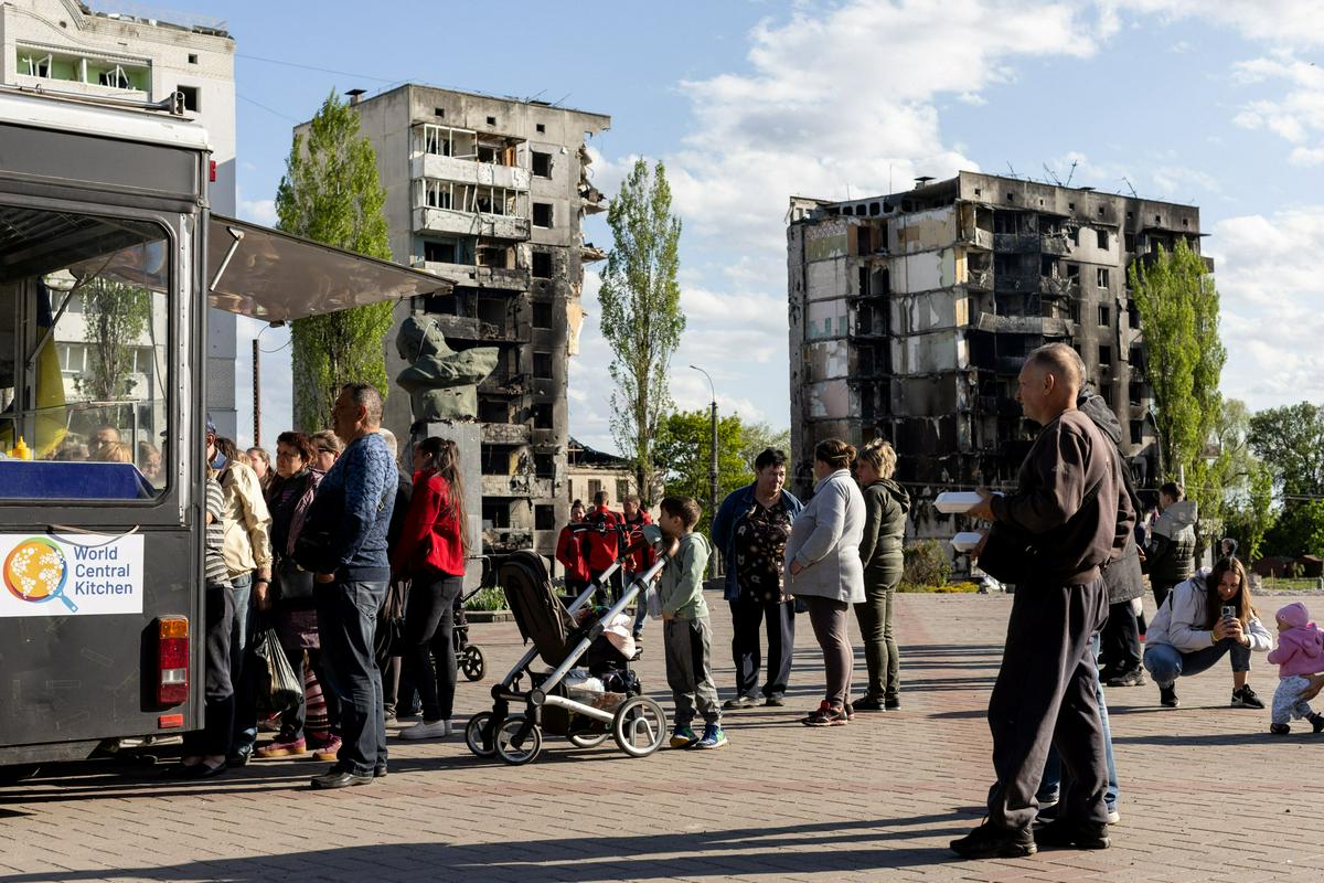 V mesta v okolici Kijeva, ki so bila uničena med ruskim napadom na ukrajinsko glavno mesto, se počasi vrača življenje. Foto: Reuters