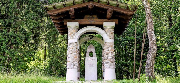 Na Bukovškem polju pri Dolenji vasi v občini Železniki stoji Plečnikov spomenik v obliki kapelice. Posvečen je 338 padlim borcem in žrtvam fašističnega nasilja iz Selške doline in devetnajstim talcem, ustreljenim na tem mestu julija 1943. Foto: Gorenjski muzej