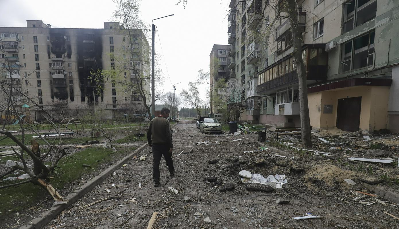 Uničenje po ruskih napadih v Severodonecku. Fotografija je nastala 16. aprila. Foto: EPA