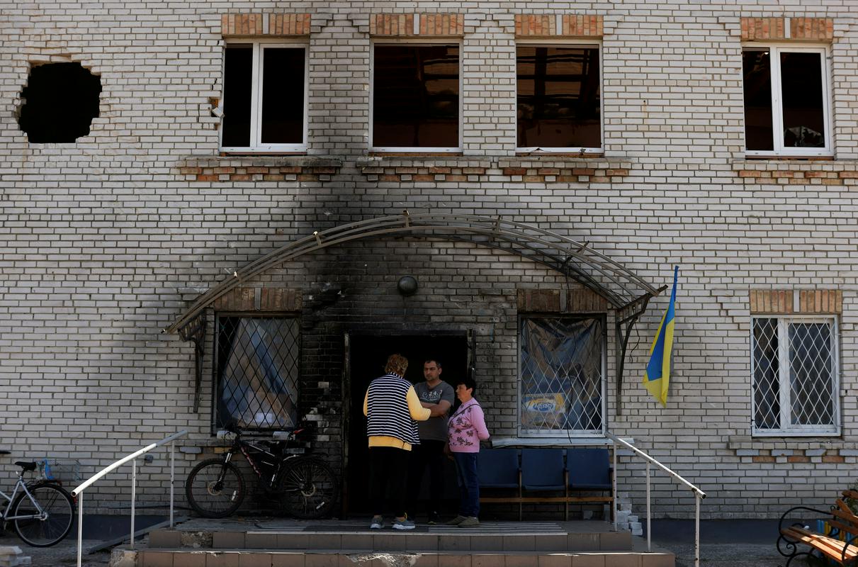 Prebivalci se vračajo v kraj Moščun v kijevski pokrajini. Foto: Reuters