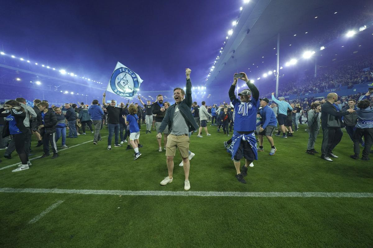 Navijači Evertona so si dali duška po težki sezoni. Foto: AP