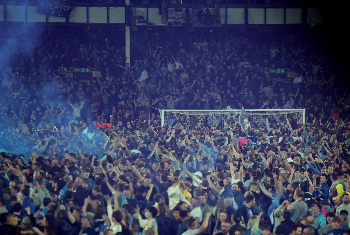 Veliko slavje navijačev Evertona na zelenici Goodison Parka se je zavleklo dolgo v noč. Foto: Reuters