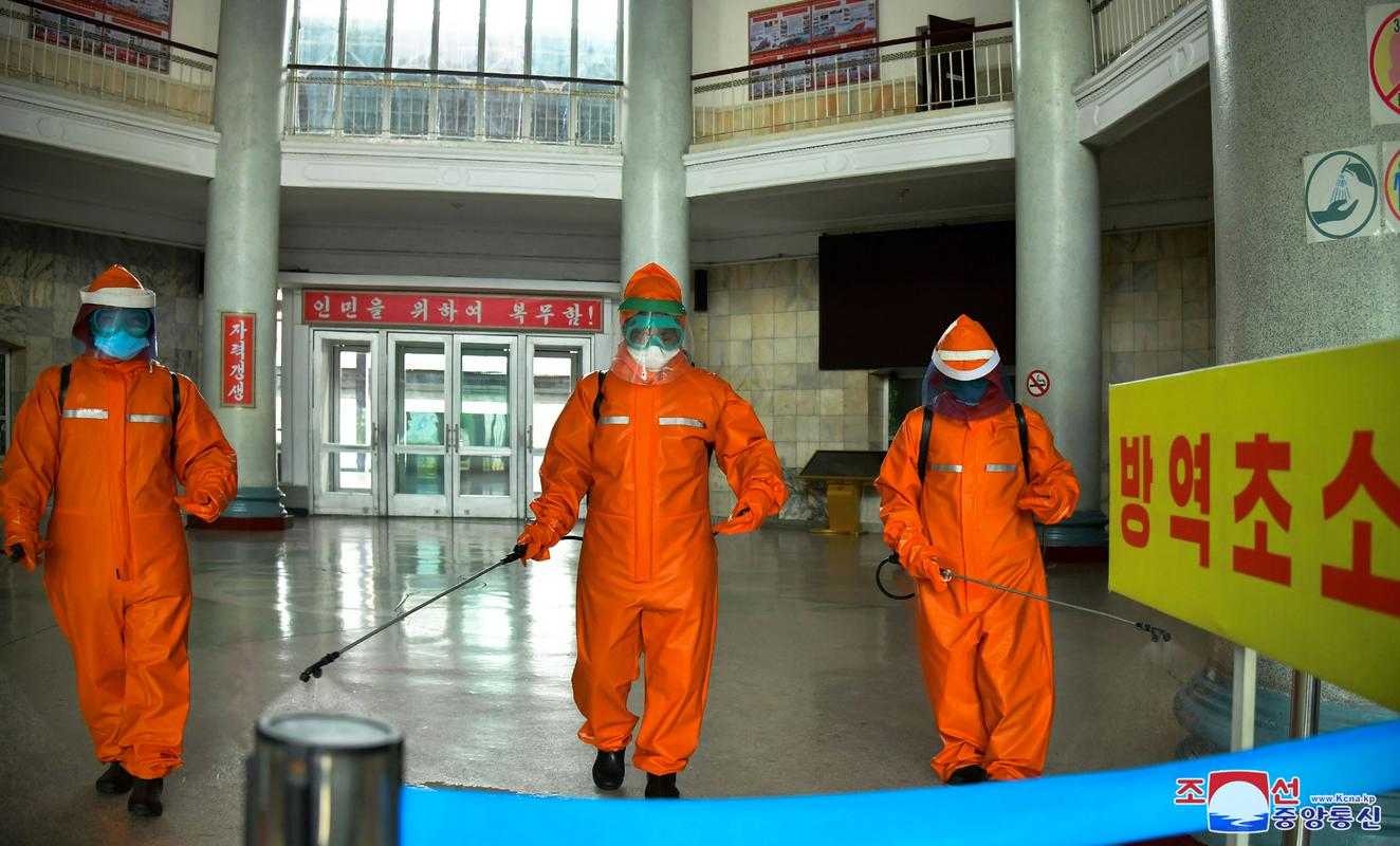 Razkuževanje v Pjongjangu. Foto: EPA