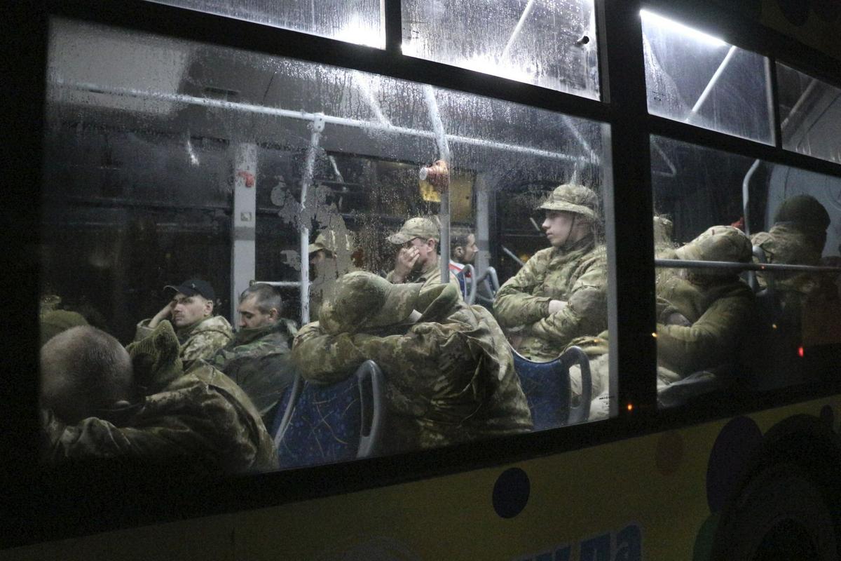 Vojaki, ki zapuščajo Azovstal. Foto: AP