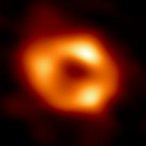 Prva fotografija črne luknje v naši Galaksiji, Voyager 1 v težavah, dosežek slovenskih znanstvenikov