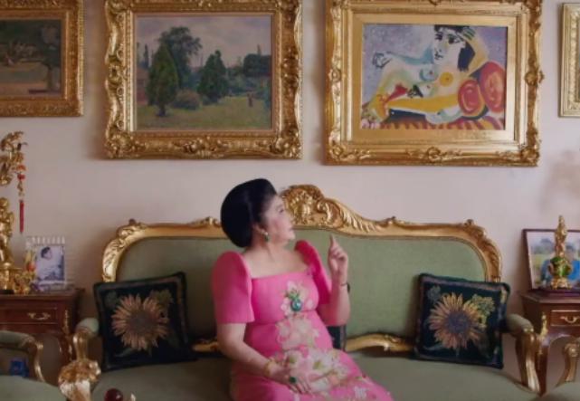 Imelda Marcos v svojem domovanju v San Juanu na Filipinih s Picassovim platnom – ali njegovo repliko – v ozadju. Prizor je iz dokumentarnega filma Ustvarjalka vladarjev. Foto: Televizija Slovenija/zajem zaslona
