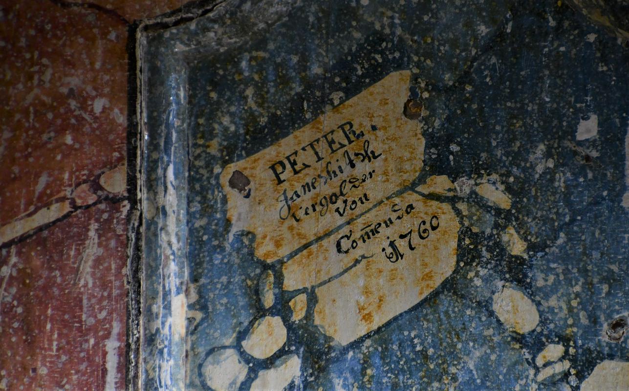 Podpis Petra Janežiča na levi obhodni koloni oltarja. Foto: arhiv Restavratorstvo Kavčič