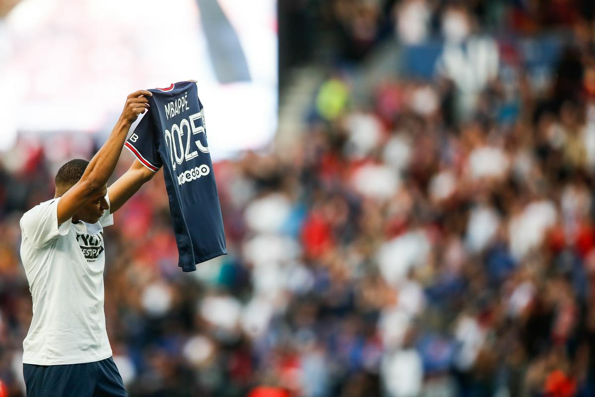 Na tekmi zadnjega kroga francoskega prvenstva so potrdili, da Kylian Mbappe ostaja član PSG-ja vse do leta 2025. Foto: EPA
