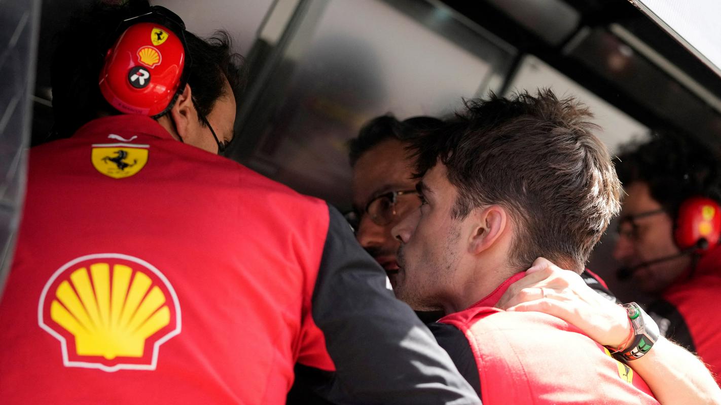 Leclerc je dirko predčasno končal zaradi okvare pogonskega sklopa. Takole so ga tolažili v moštvu. Foto: Reuters