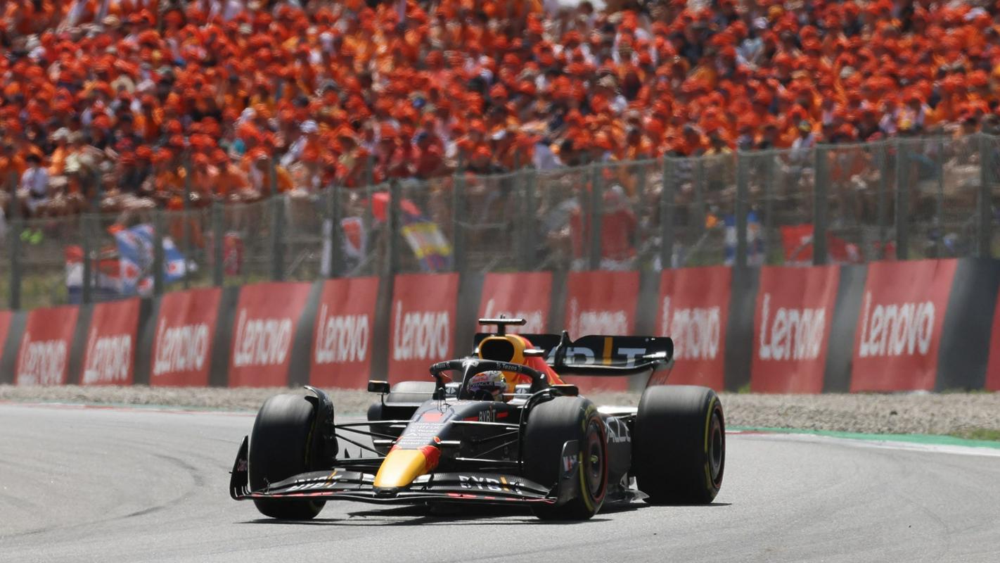 Verstappen je z drugačno taktiko skočil na čelo kolone in se odpeljal 24. zmagi v karieri naproti. Foto: Reuters