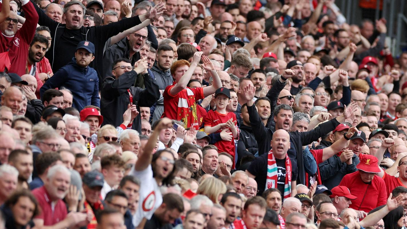 Navijači Liverpoola so na Anfieldu pripravili izjemno vzdušje, ki je poniknilo le na uvodu, ko je Pedro Neto zadel za Wolverhampton. Foto: Reuters