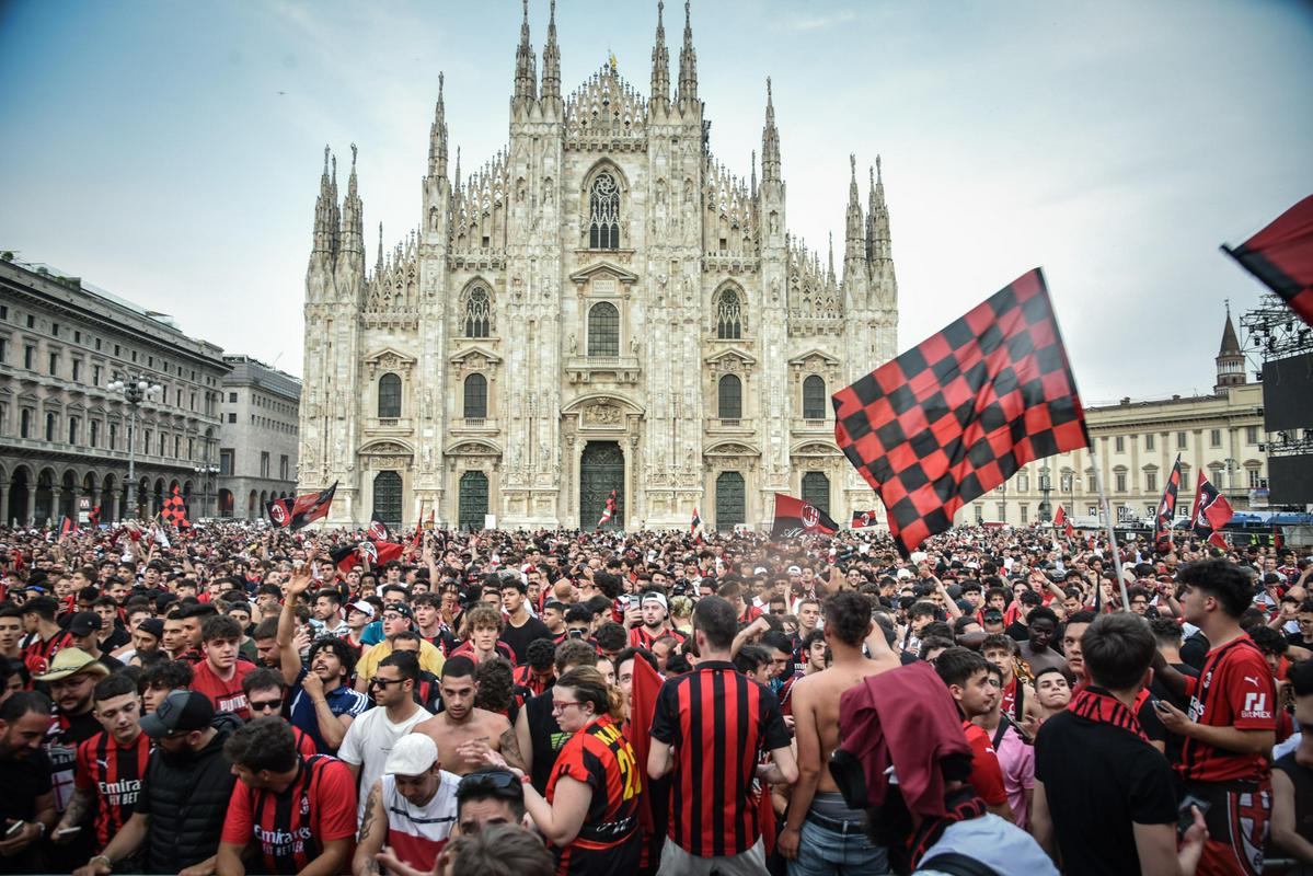 Navijači Milana so preplavili znameniti trg Duomo v Milanu, kjer proslavljajo naslov državnih prvakov. Foto: EPA
