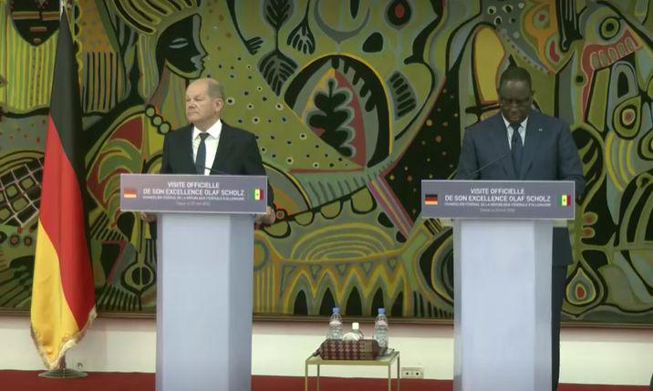Nemški kancler Olaf Scholz s predsednikom Senegala Mackyjem Sallom. Foto: Reuters