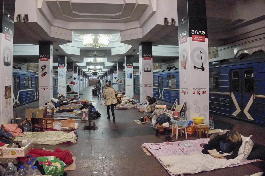 V drugem največjem mestu v Ukrajini Harkovu po treh mesecih znova vozi metro, a tam še vedno živijo nekateri prebivalci mesta, ki so v vojni ostali brez domov. Zaradi tega sta dve postaji ostali zaprti. Foto: EPA
