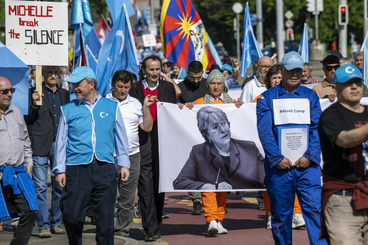 Protest pred sedežem ZN-a v Ženevi, kjer so udeleženci Bachelet pozvali, naj 