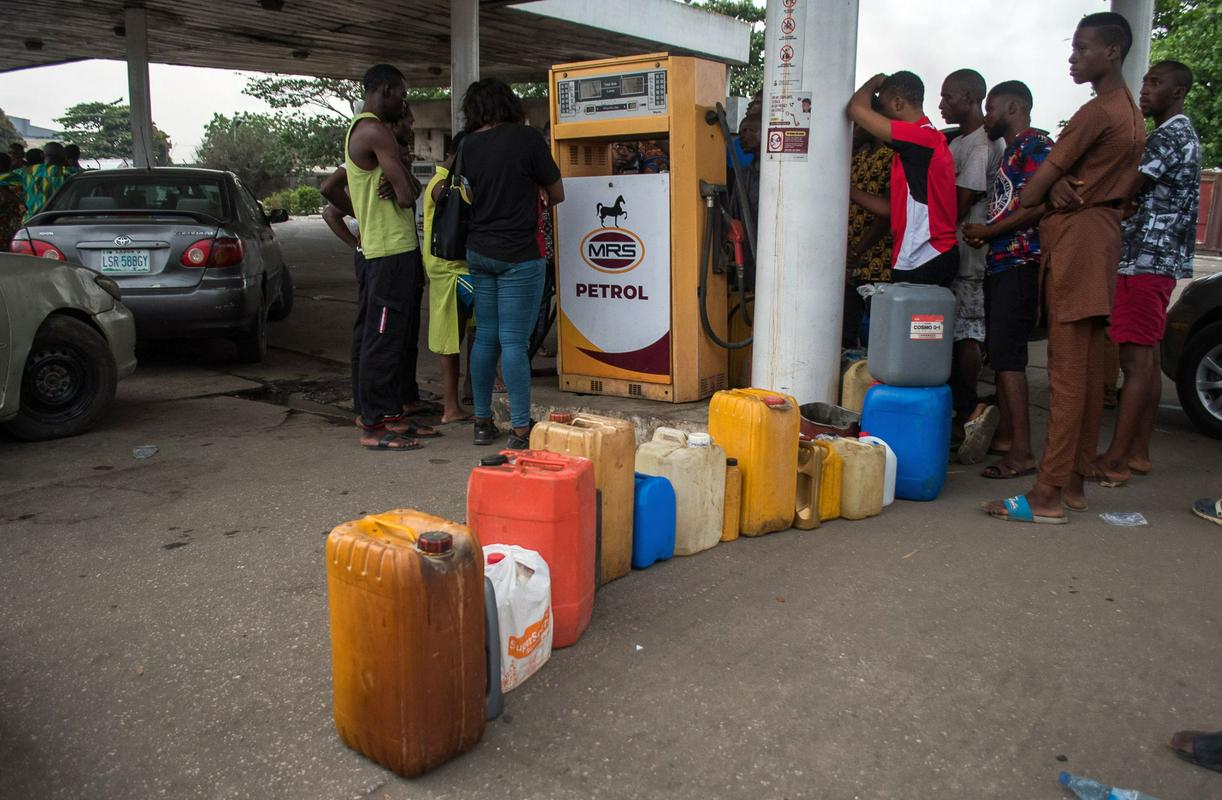 Nigerijci se zaradi odvisnosti od uvoza nenehno soočajo s kroničnim pomanjkanjem goriva. Foto: EPA