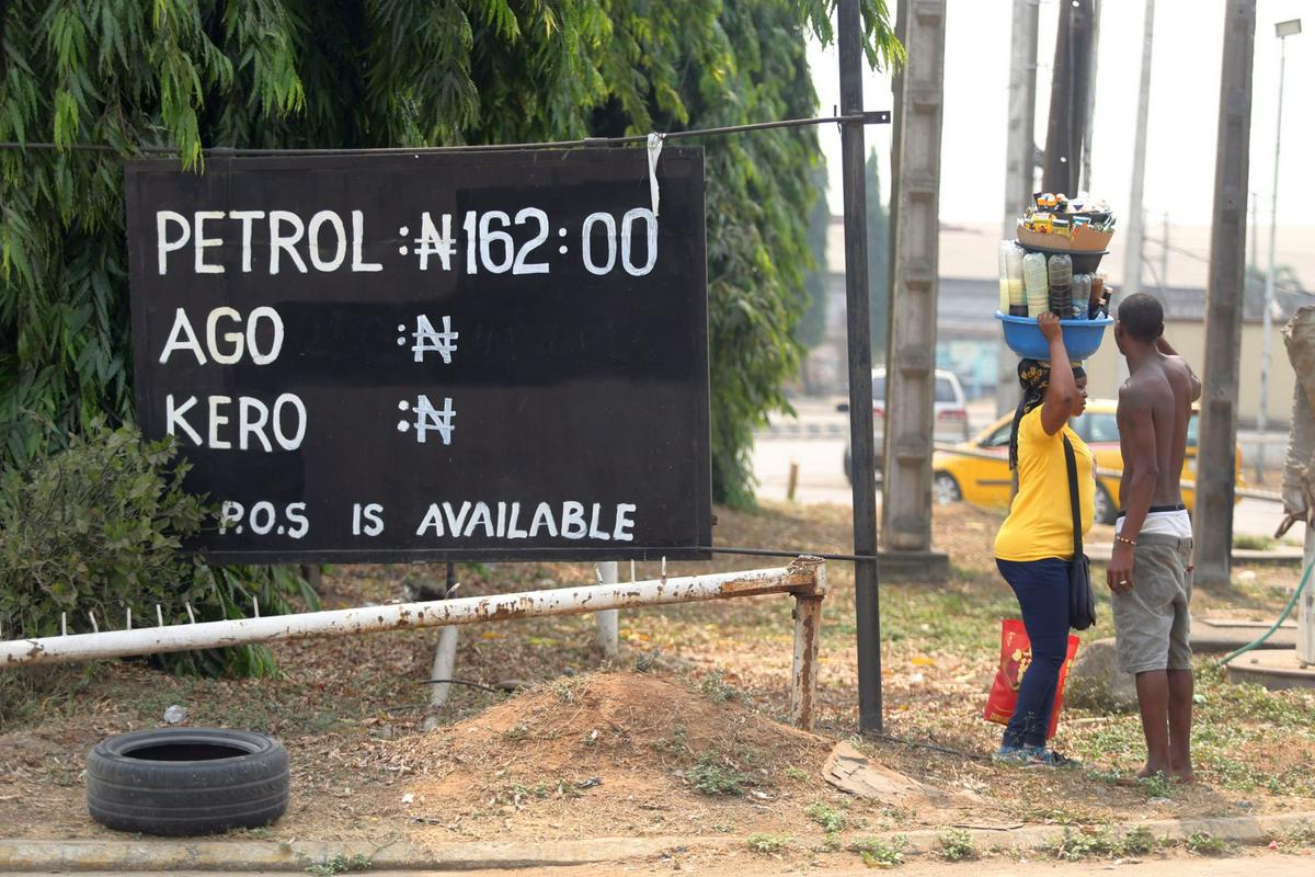 Cena bencina je bila januarja 162 nair na liter oziroma 0,38 evra po trenutnem tečaju. Foto: EPA
