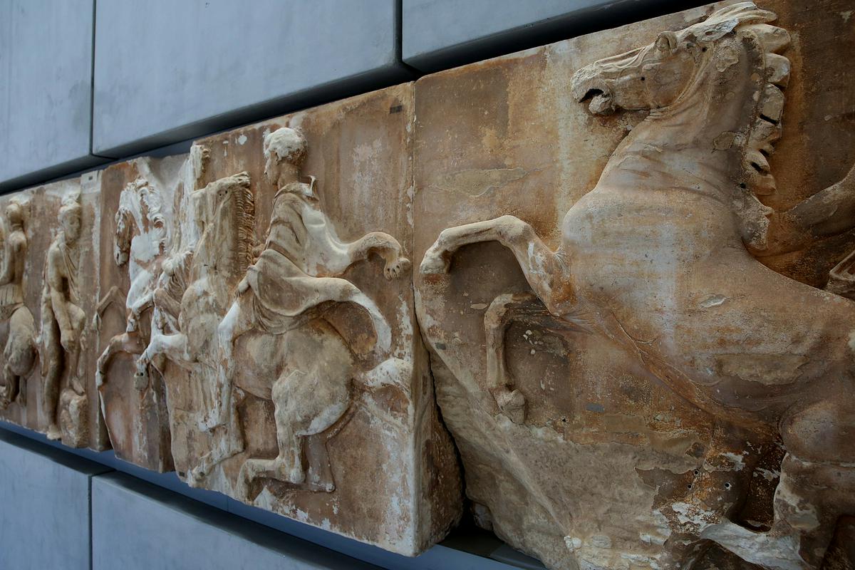 Elginski grof je spomenike iz Aten z ladjami poslal v London, kjer je po že takrat burni razpravi o tem, ali je to dobrodošla pridobitev ali navaden plen, britanska vlada zaklad vendarle odkupila in ga predala v hrambo Britanskemu muzeju. Foto: EPA