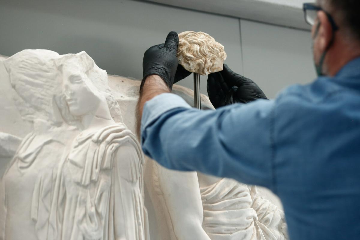  V Akropolskem muzeju v Atenah so se morali tako ob slovesnem odprtju pred petimi leti zadovoljiti z nemalo kopijami monumentalnega friza 2500 let starega templja. Foto: EPA