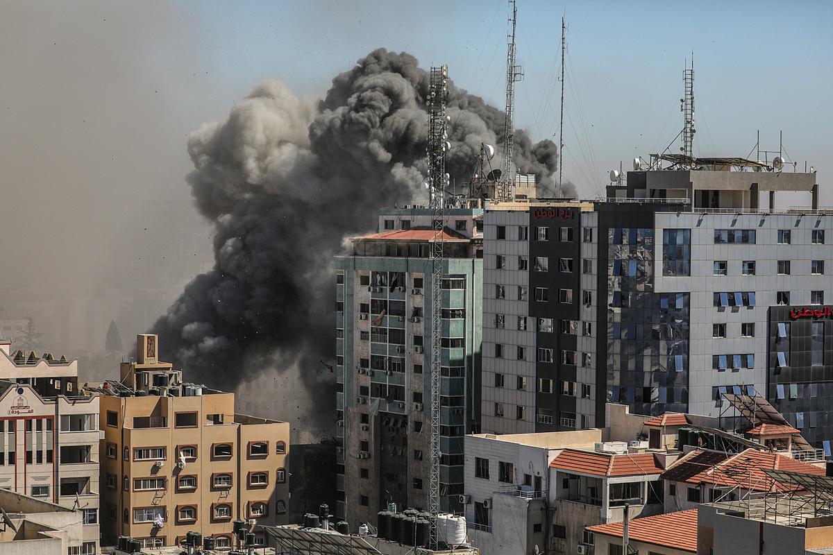 Izrael je maja lani v Gazi uničil več stanovanjskih stolpnic. V dveh so imeli prostore tudi številni mediji. Na sliki bombardiranje stolpnice Al Džala, kjer sta med drugim delovala katarska Al Džazira in ameriški Associated Press. Izrael za tovrstne napade ni odgovarjal. Foto: EPA
