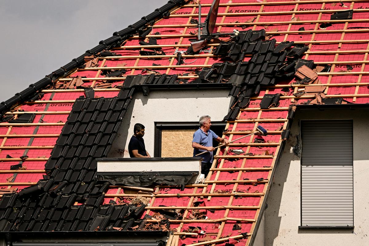 Tornado je v Nemčiji odkrival strehe. Foto: EPA