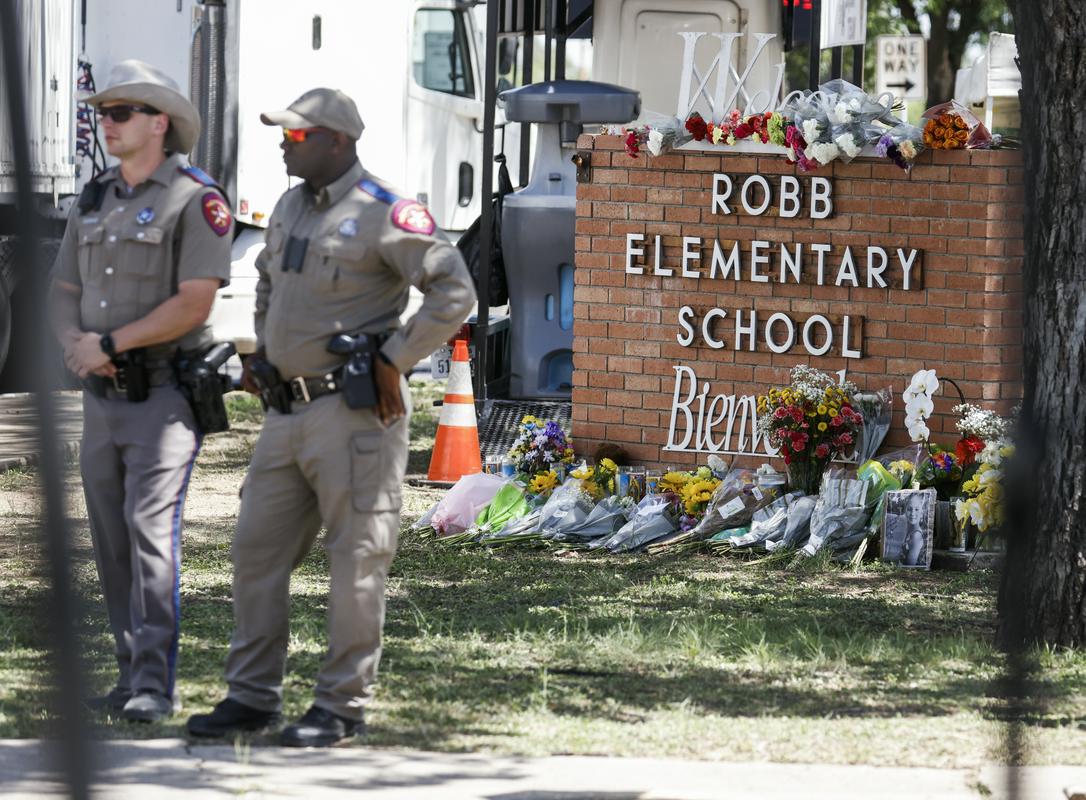 Med napadom je bilo okrog šole in v njej skupaj 376 policistov. Foto: EPA