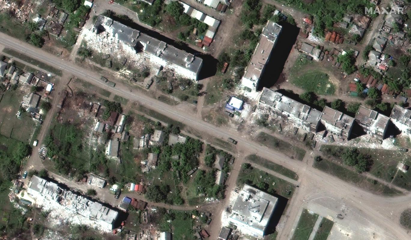 Satelitski posnetek poškodovanega mesta Popasna na vzhodu Ukrajine. Foto: EPA