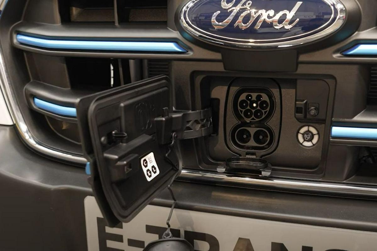 Ford širi ponudbo električnih dostavnikov. Po e-transitu, ki smo ga spoznali in so ga začeli serijsko proizvajati pred kratkim, bo e-transit custom drugi električni dostavnik tega proizvajalca. Foto: MMC RTV SLO/Avtomobilnost