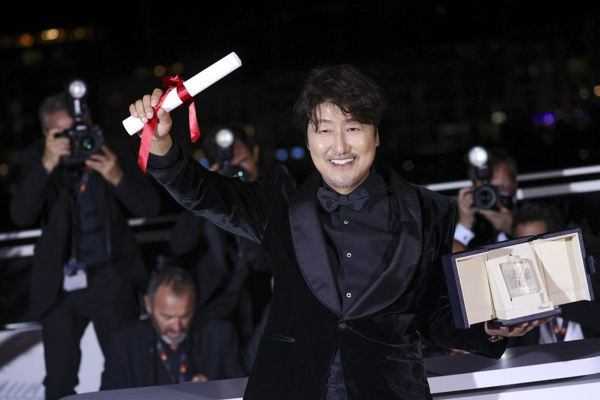 Južnokorejski mojster Hirokazu Kore-eda je režiral južnokorejski film Broker, v katerem korejska družina išče dom za zapuščenega dojenčka. Za glavno moško vlogo je bil nagrajen Song Kang-ho, ki smo pred tremi leti gledali v Parazitu, dobitniku zlate palme. v svojem govoru se je zahvalil 