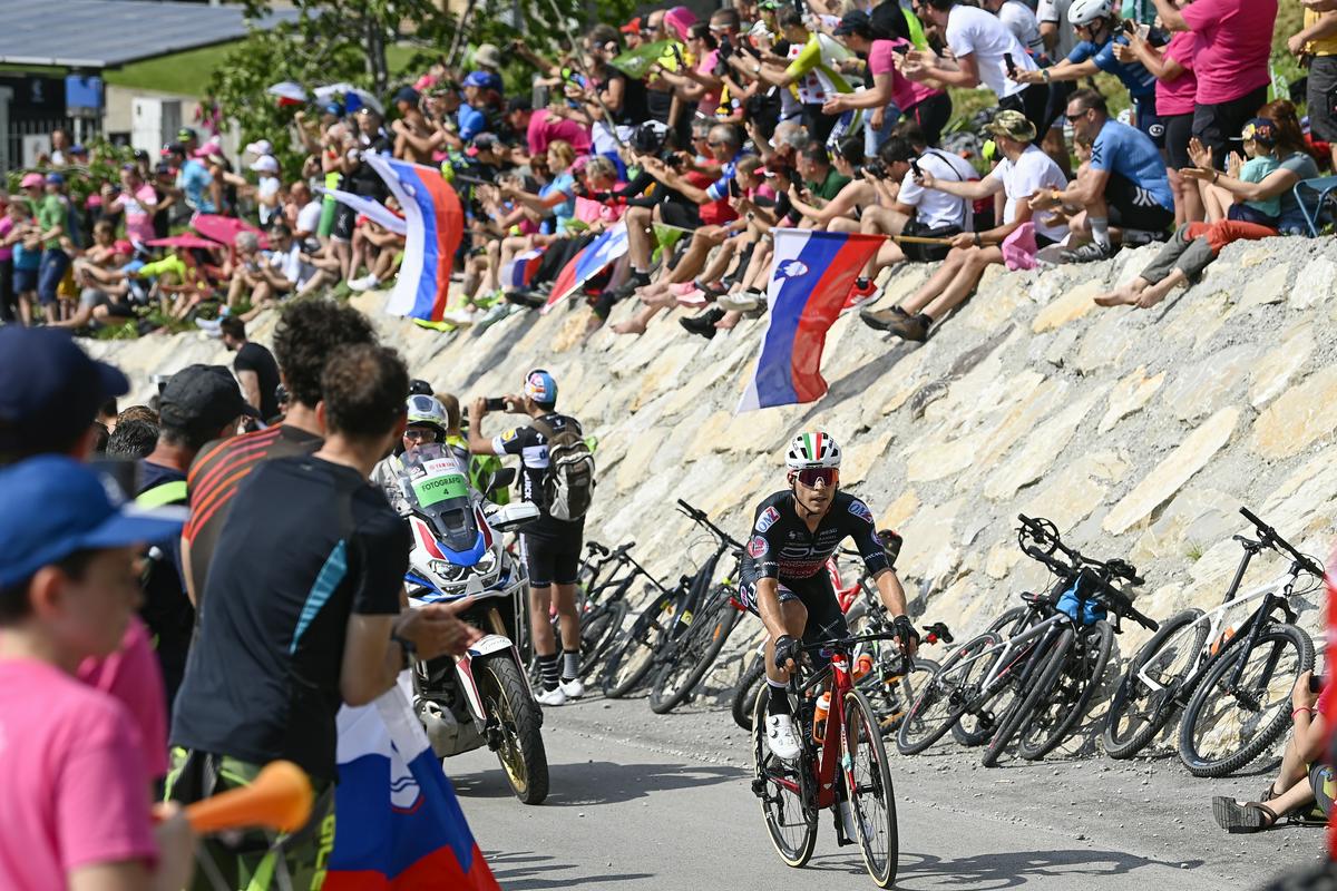 Kolovrat je lani maja ob obisku Gira zvabil na tisoče ljubiteljev kolesarstva. Bo tako tudi 17. junija za dirko Po Sloveniji? Foto: RCS Sport