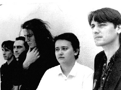 Posnetek iz obdobja, ko je bil na vokalih Goran Tanevski (na sredini), na klaviaturah pa Katerina Veljanovska (druga z desne). V ospredju je Gorazd Čapovski. Foto: Discogs