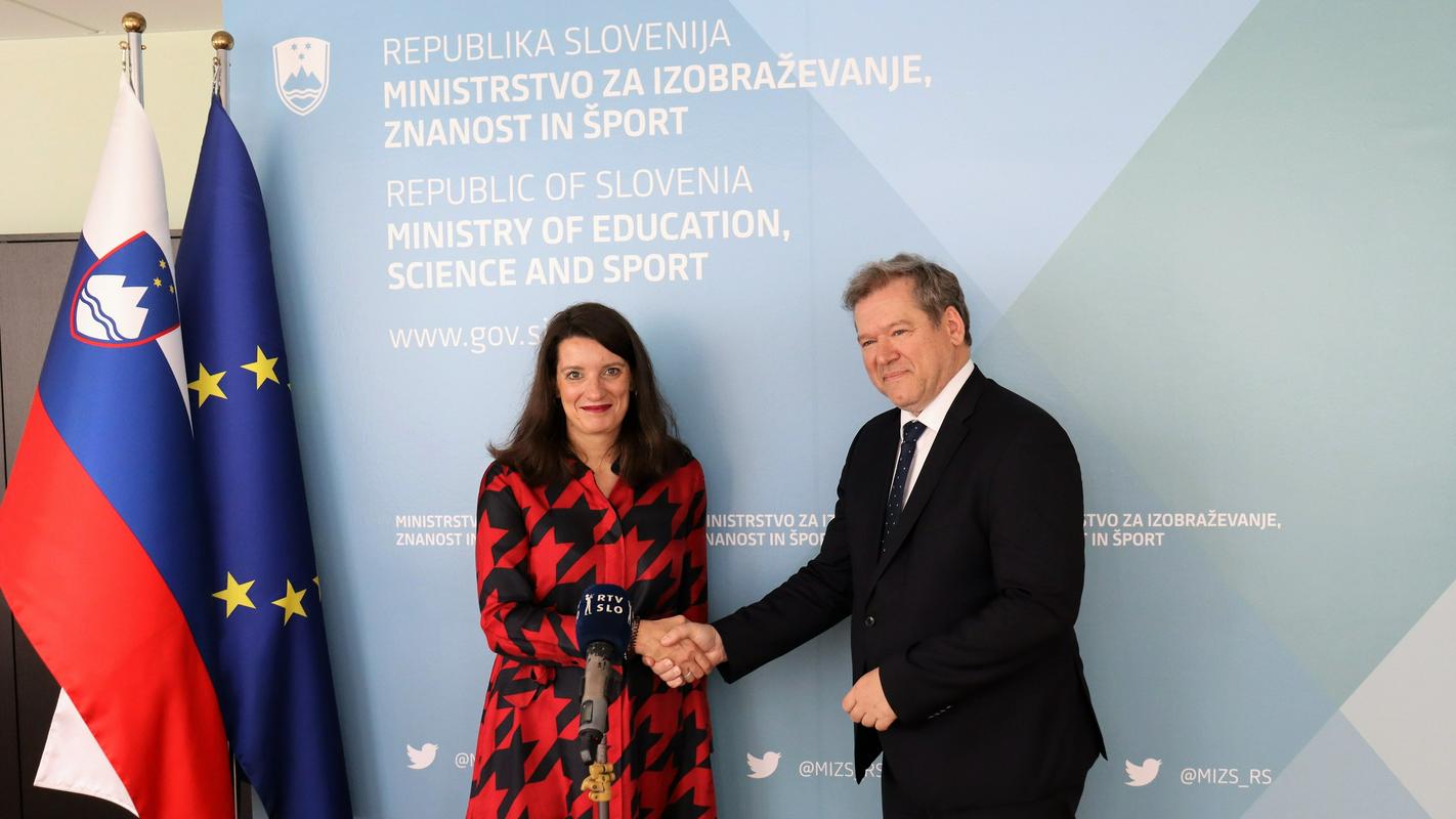 Simona Kustec in Igor Papič. Foto: Ministrstvo za izobraževanje, znanost in šport/Twitter