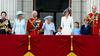 Vojaška parada v čast kraljice Elizabete II. Na balkonu ob njej princ Charles in princ William.