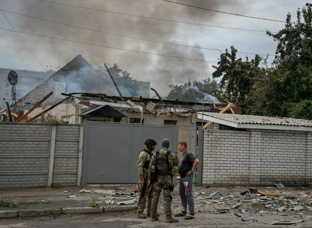 Lisičansk, ki tvori somestje s Severodoneckom, ostaja v ukrajinskih rokah, v Severodonecku pa so ruske enote prevzele nad večino mesta. Foto: Reuters