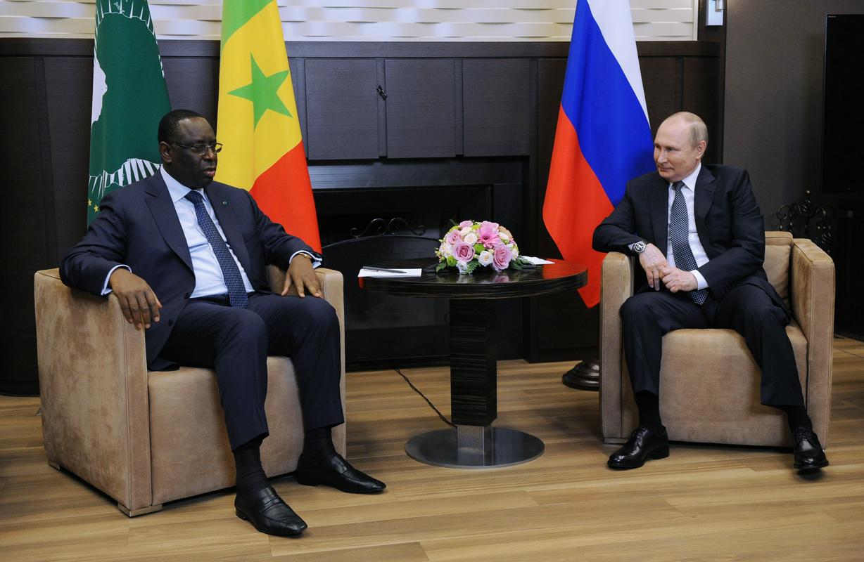 Predsednik Afriške unije in predsednik Senegala Macky Sall in ruski predsednik Vladimir Putin. Foto: EPA