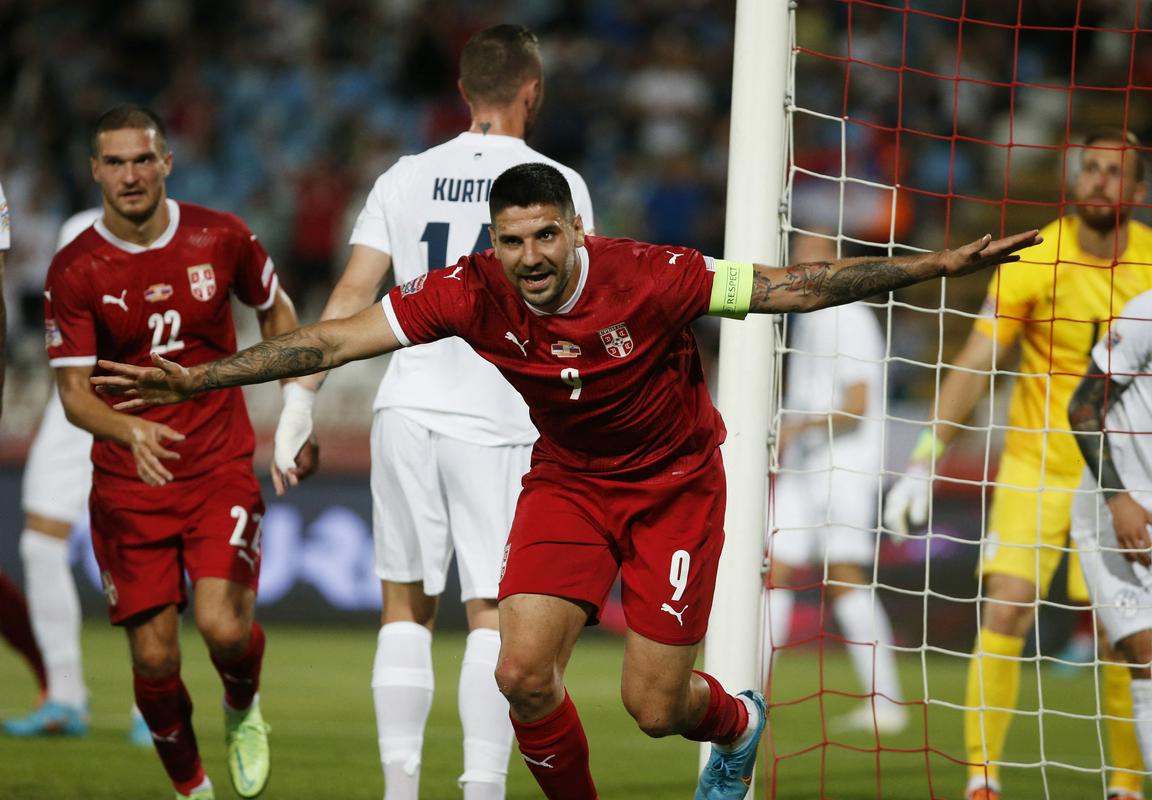 Aleksandar Mitrović marcou o primeiro gol sérvio.  Foto: Reuters