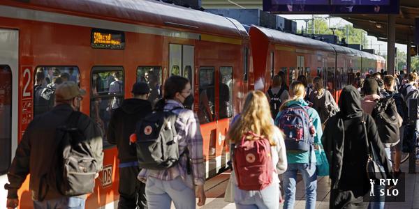 Deutsche strömen wegen billiger Fahrkarten in die Bahn.  Konsequenzen?  Überfüllte Züge, Verspätungen und allgemeines Chaos.