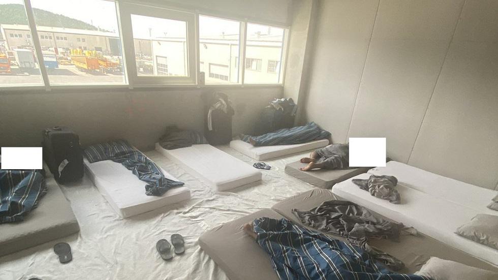 Delavci spijo pa na vzmetnicah v skladišču, najemajo jih prek portugalske agencije za posredovanje dela, ki pri nas sploh ni registrirana. Foto: Facebook Delavska svetovalnica