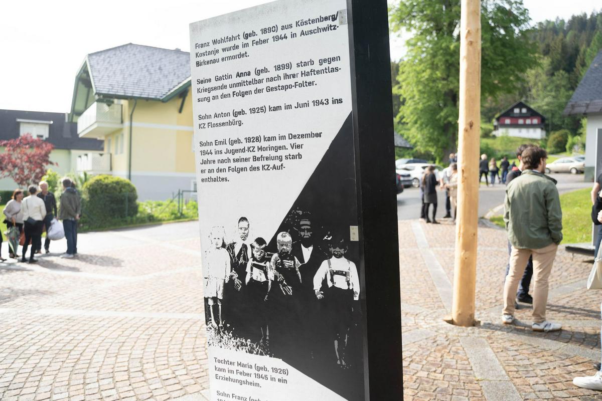 Utrinek z razstave Podedovani molk, potlačeni spomin na vaškem trgu na Kostanjah. Foto: NOVICE/Sebastjan Trampusch