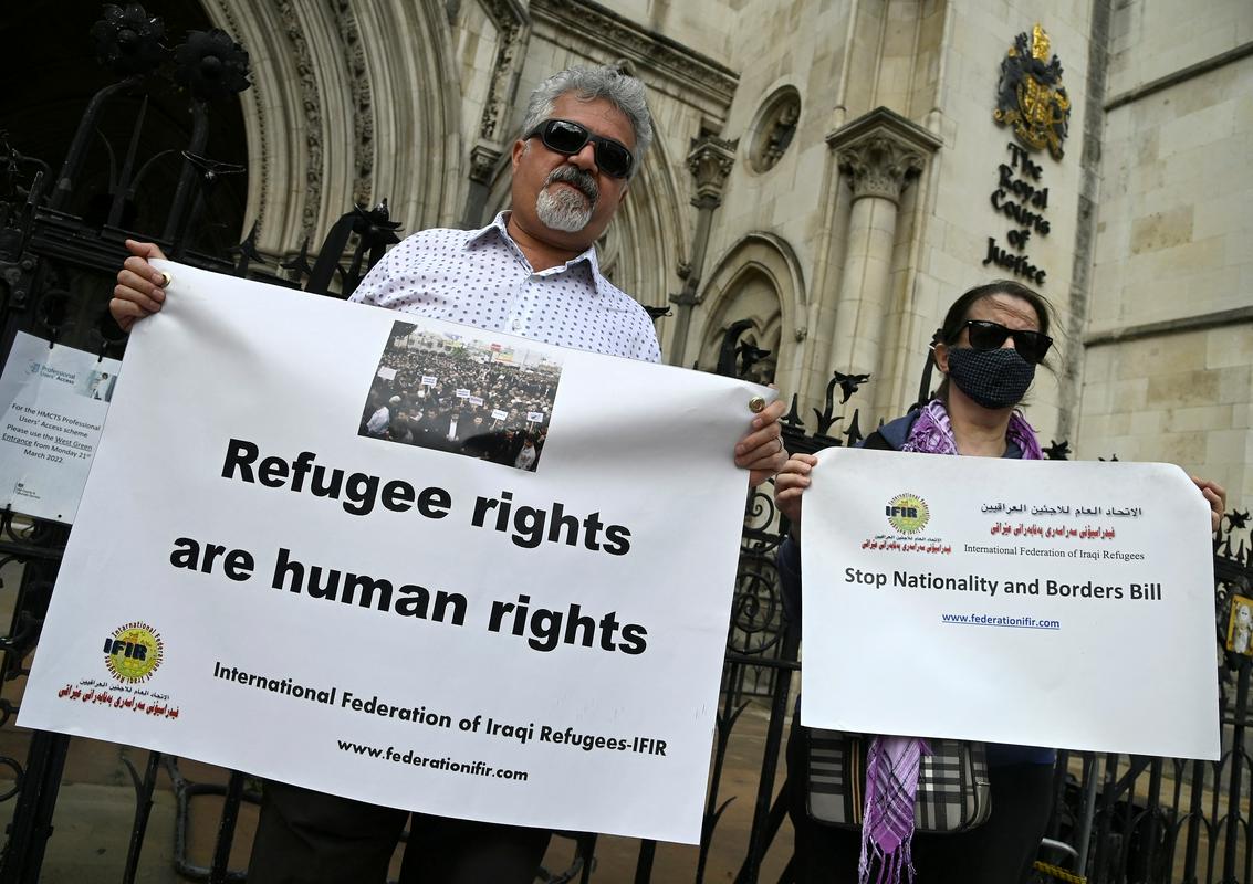 Aktivisti pred sodiščem v Londonu opozarjajo, da so tudi 