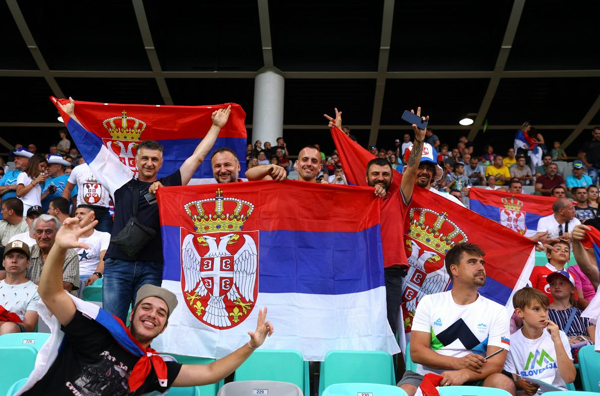 Torcedores sérvios nas arquibancadas do estádio em Stožice.  Foto: Reuters