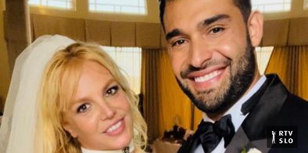 Sam Asghari confirmou que ele e Britney Spears “decidiram encerrar sua jornada juntos” e pede informações
