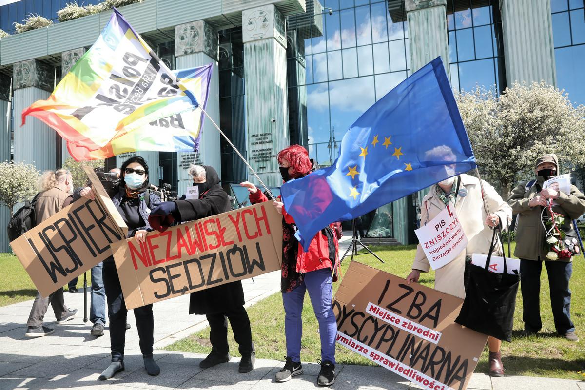 Protest za neodvisnost pravosodja, med drugim proti disciplinski zbornici za sodnike, pred vrhovnim sodiščem v Varšavi maja 2021. Foto: EPA
