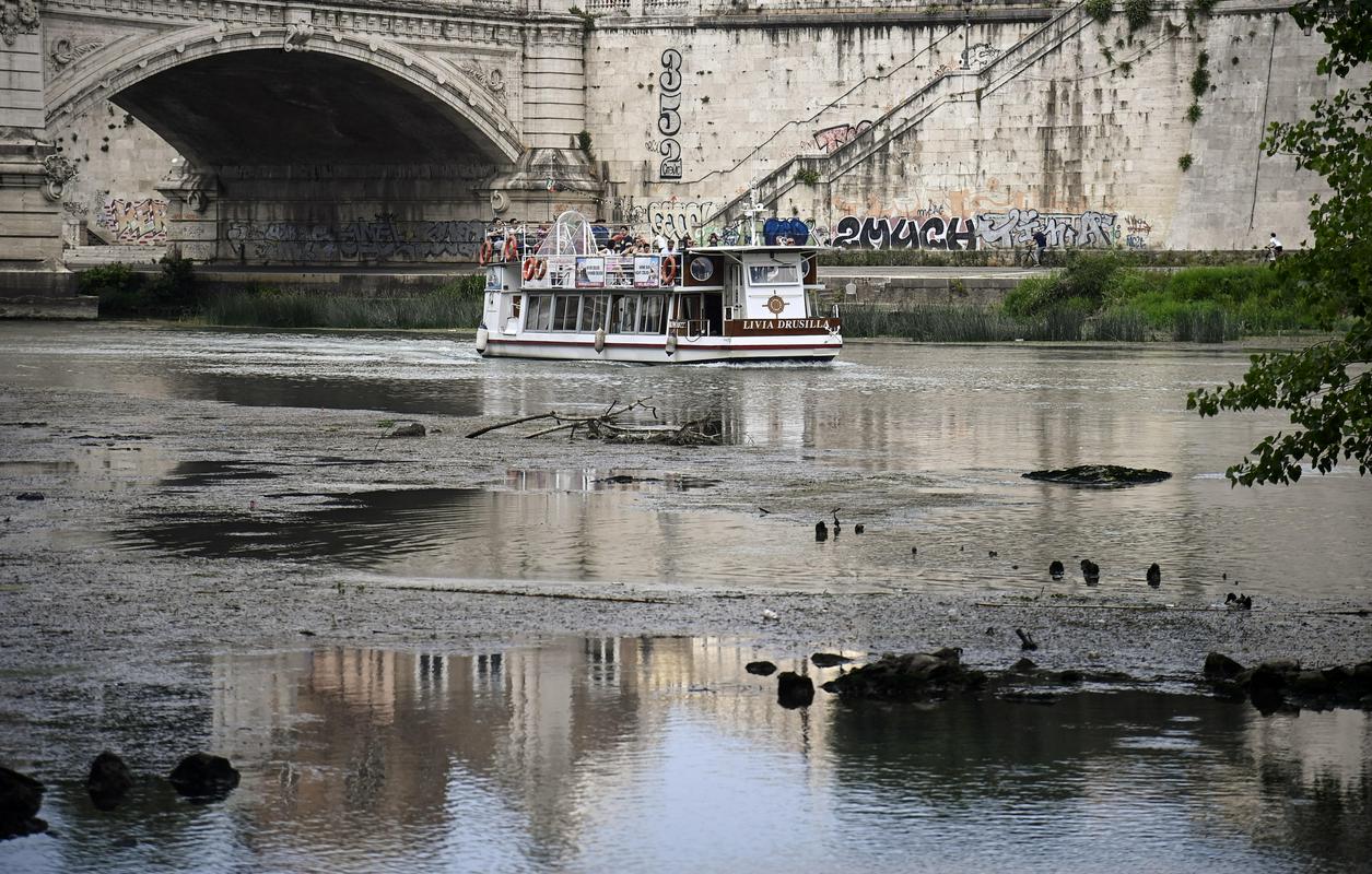 Oltre alla Pianura Padana, la siccità ha colpito anche altri fiumi in Italia, nella foto il Tevere a Roma.  Foto: EPA