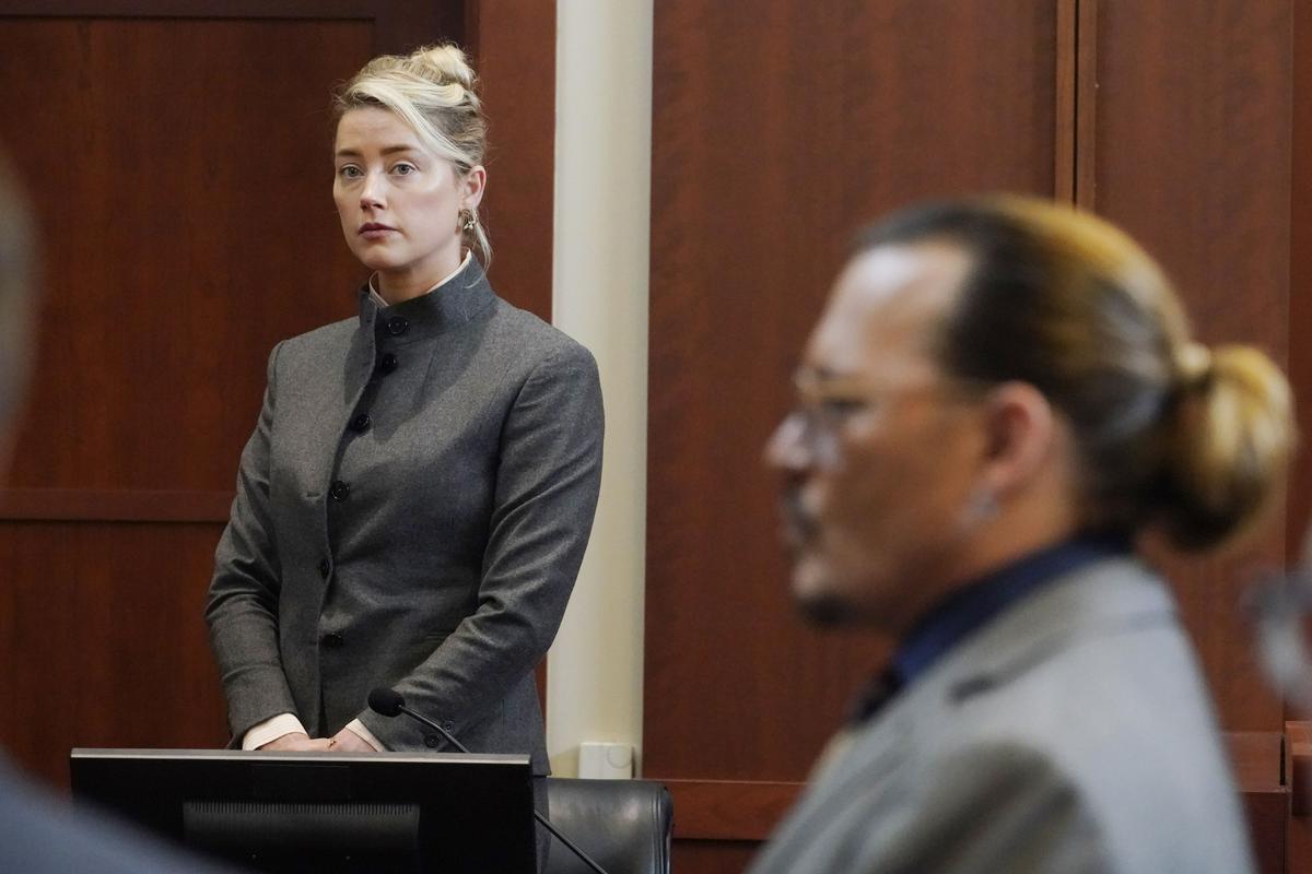 Amber Heard in Johnny Depp na sodišču v Fairfaxu v Virginiji. Foto: AP