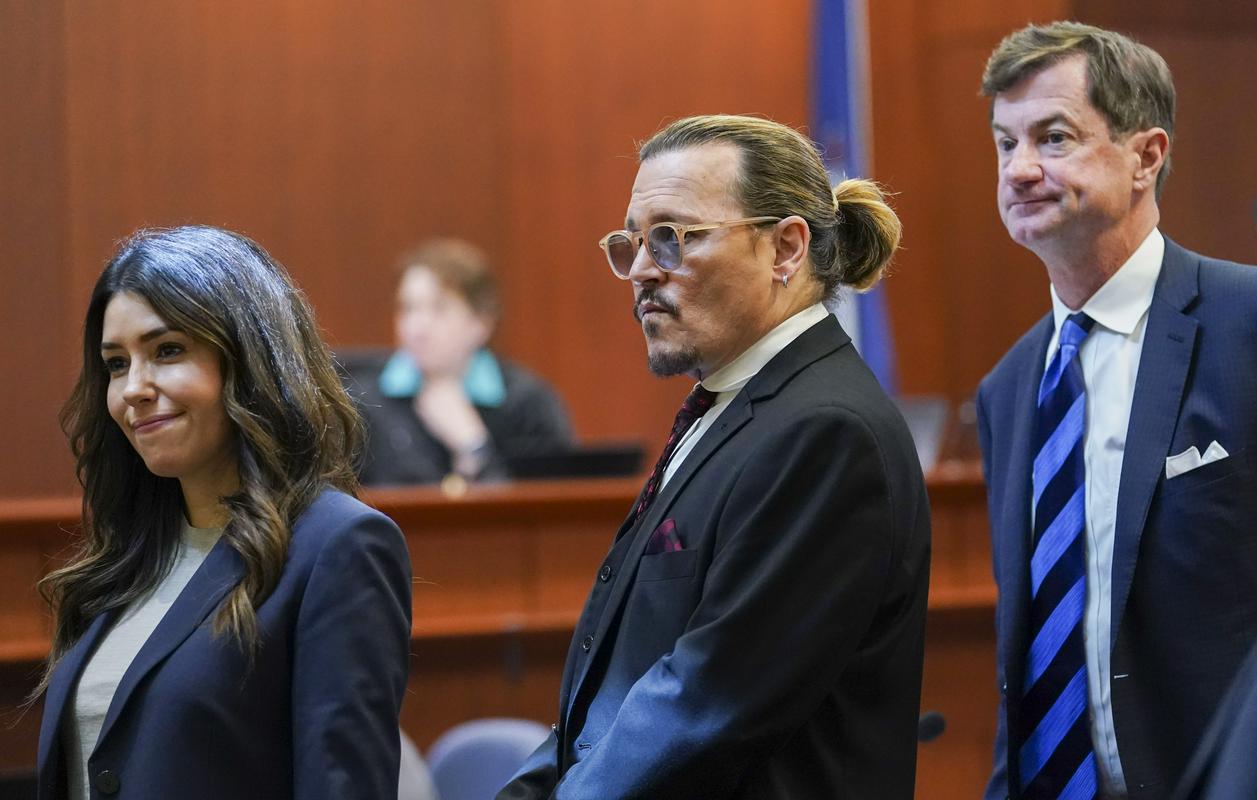 Depp s svojima odvetnikoma, Camille Vasquez in Benom Chewjem. Foto: AP